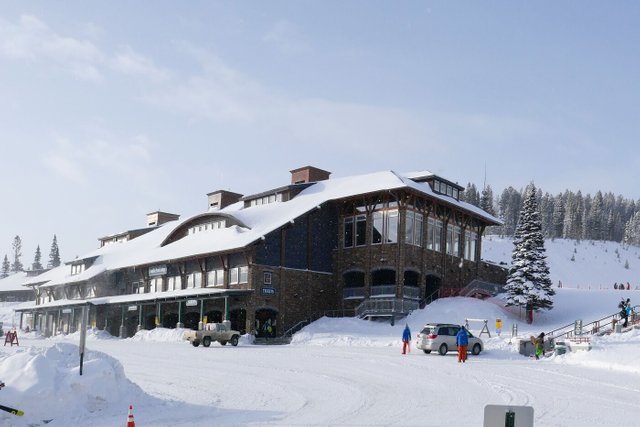 Saddle Peak Lodge